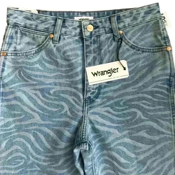 Free Peolple X WRANGLER WOMEN MEOW LASER TIGER WANDERER FLARE JEANS NWT 28,25,30 - Picture 2 of 15
